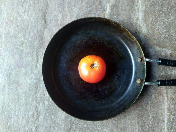 煎锅中的番茄图片下载