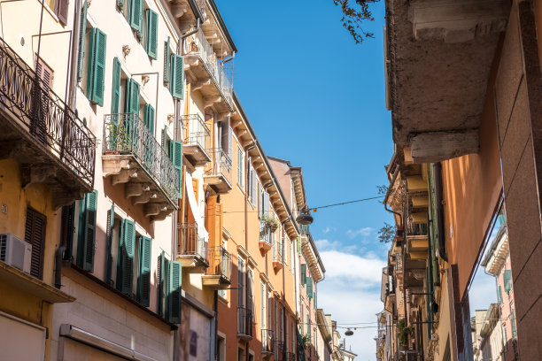 意大利维罗纳街道上的建筑图片下载