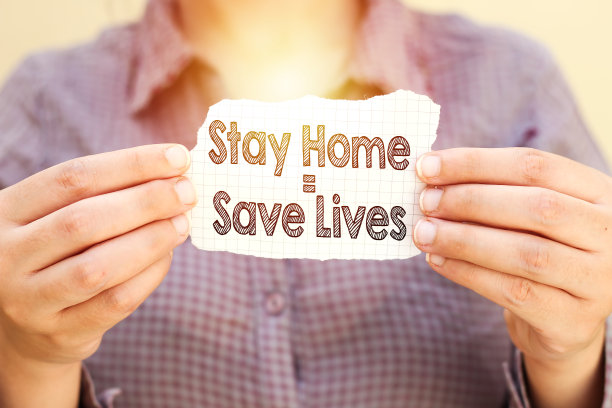 女人抱着呆在家里意味着拯救生命撕纸图片下载