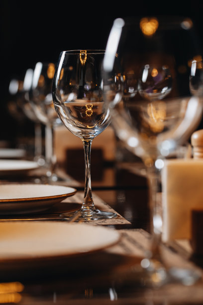 豪华餐具，漂亮的餐桌设置在餐厅图片下载