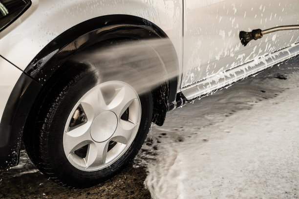 洗涤轮拱有一股水流。高压洗车。图片下载