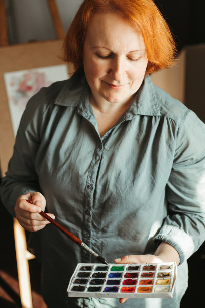 混合水彩颜料的女艺术家图片下载