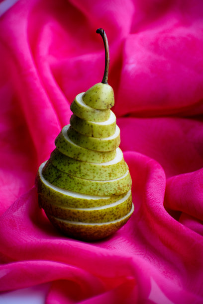 绿色的梨。披盖粉红色的丝绸。图片下载