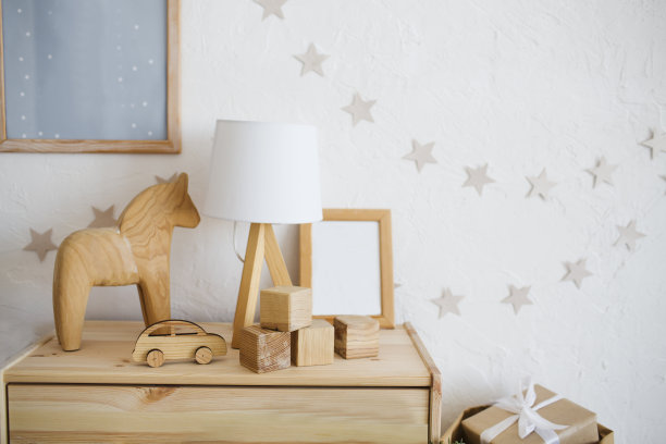 时尚斯堪的纳维亚风格新生儿房，木制玩具与台灯图片下载