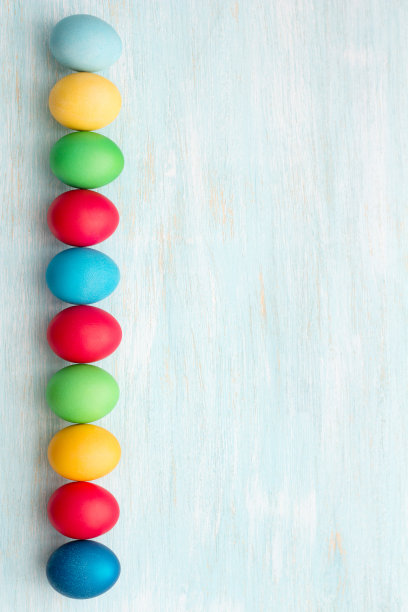 蓝色背景上的彩色复活节彩蛋图片下载