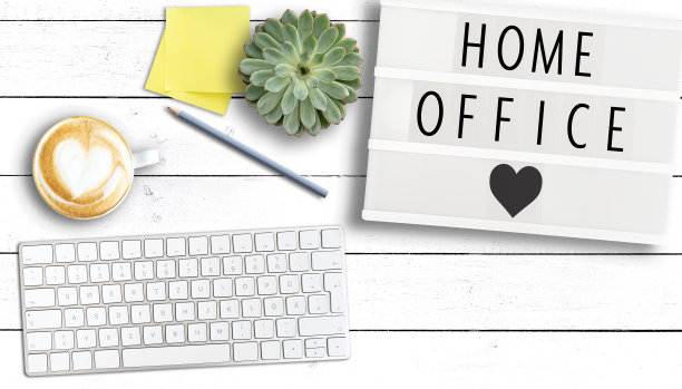 在带有电脑键盘的木桌上的灯箱上编写HOME OFFICE图片下载
