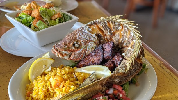 鱼配黄米饭和沙拉图片下载