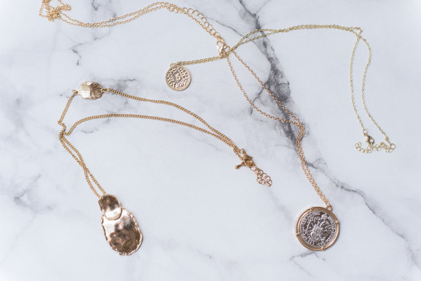大理石背景上的金色女性饰品，精美珠宝概念图片下载
