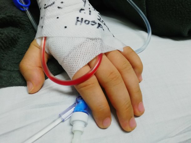 孩子的手准备用药图片下载