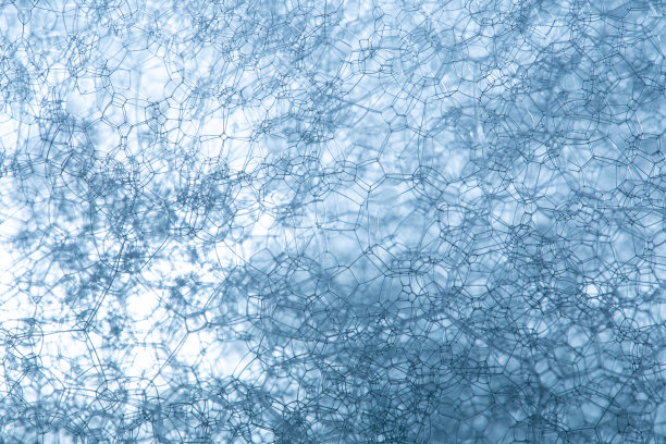 在显微镜下观察疱疹病毒或微生物细胞。细菌快速繁殖。感染和微生物。微生物学，大众科学背景图片下载