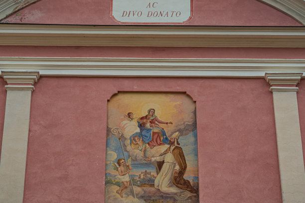 意大利一个色彩斑斓的小乡村教堂的细节图片下载