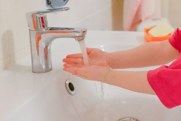 孩子洗手。孩子们的手在水流下。卫生的概念。图片下载