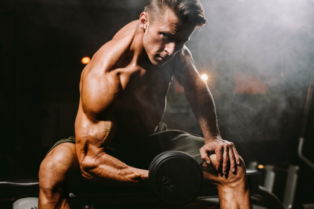 在健身房锻炼手臂的健美男人特写图片下载