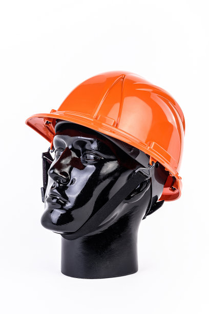 橙色施工头盔，保护施工人员、工程师和工人在施工区域的生命安全，具有剪切路径和高质量的照片图片下载