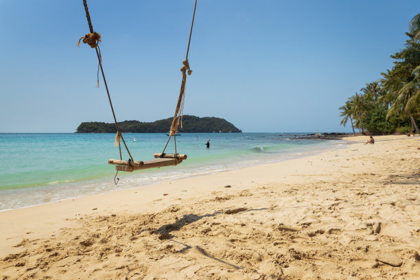 越南五月拉特恩爱岛的海滩秋千图片下载