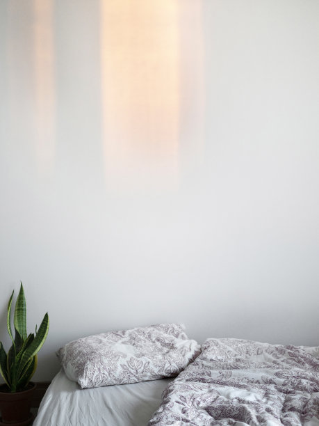 早上凌乱的床，卧室细节，羽绒被和枕头，床后在早上的阳光下睡觉图片下载