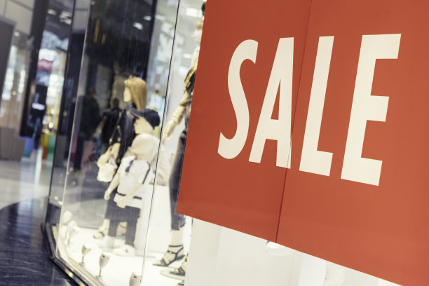 在一家服装店销售图片下载