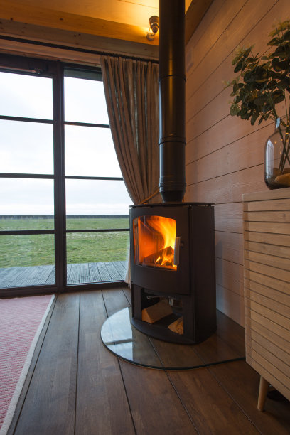 舒适的原木燃烧器与火燃烧的木材图片下载