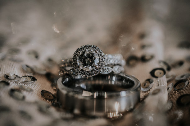 新娘和新郎戒指图片下载