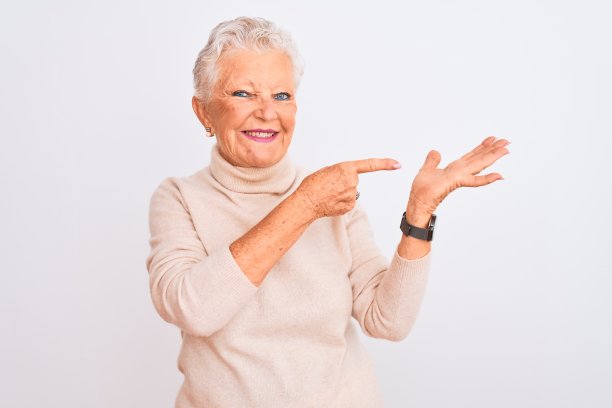 穿着高领毛衣的年长白人妇女对着镜头微笑，用手指着图片下载