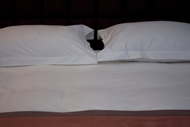 床上有两个枕头，可以睡觉和放松图片下载