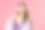 戴着耳机听音乐，比心，享受音乐的亚洲女孩特写图片下载