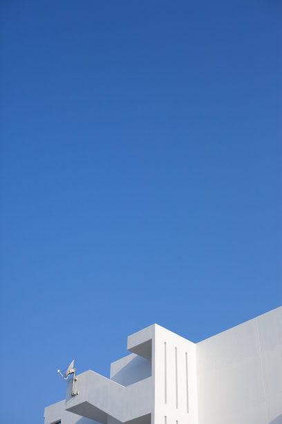 简单的白色建筑和天空图片下载