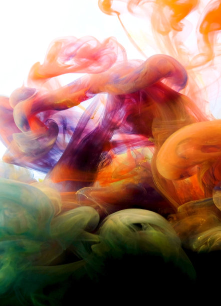 彩色颜料滴在水中混合，抽象色彩滴在水中混合缓慢运动，油墨颜色滴在水中图片下载