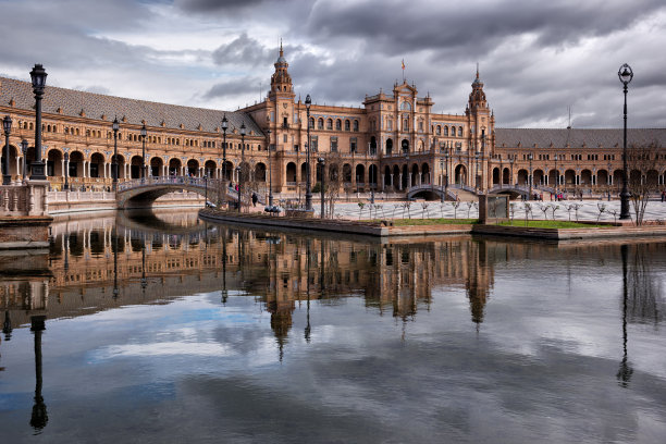 美丽的西班牙广场(Plaza de Espana)，西班牙塞维利亚图片下载
