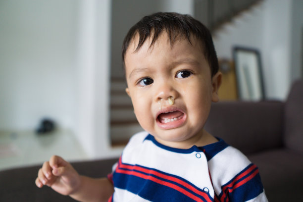 流鼻涕的男婴图片下载