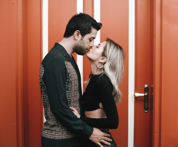 在红门背景前甜蜜迷人的一对情侣图片下载