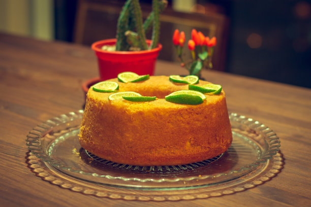 桌上放着酸橙蛋糕，背景是一棵仙人掌。图片下载