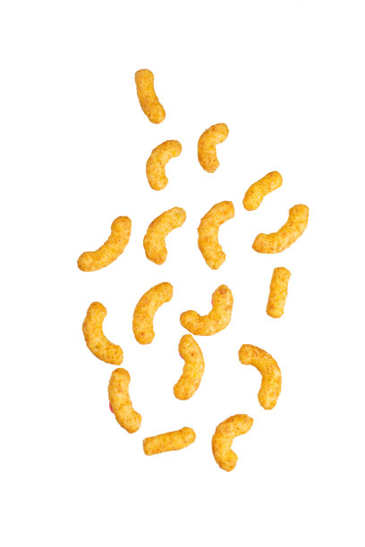 膨化花生翻转零食孤立在白色。图片下载