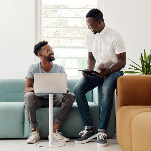 他是办公室里的开心果图片下载