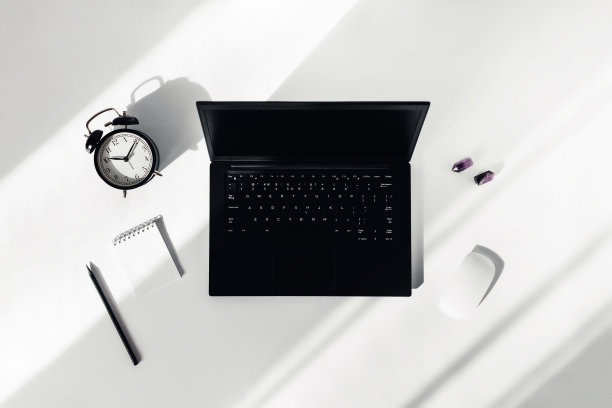 黑色白色的工作场所，紫色的石头。图片下载