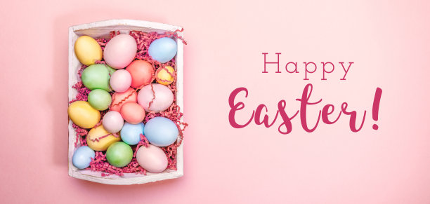 白色托盘里的五颜六色的鸡蛋。创造性的复活节的概念。现代纯粉色背景。活珊瑚色调，2019年的流行色图片下载