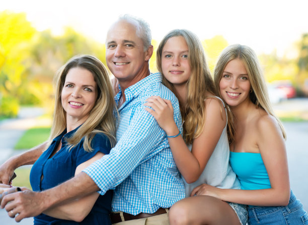 快乐的古巴哥伦比亚家庭在迈阿密佛罗里达州图片下载