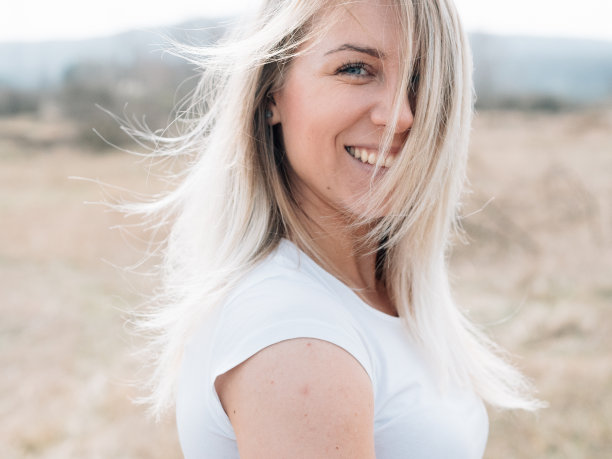 沙滩上年轻女子的肖像图片下载