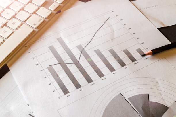 工作空间上的图表、图表、财务数据文档。财务评审分析背景。反射光和耀斑。图片下载