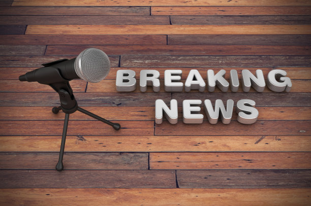 麦克风与突发新闻字- 3D渲染图片下载