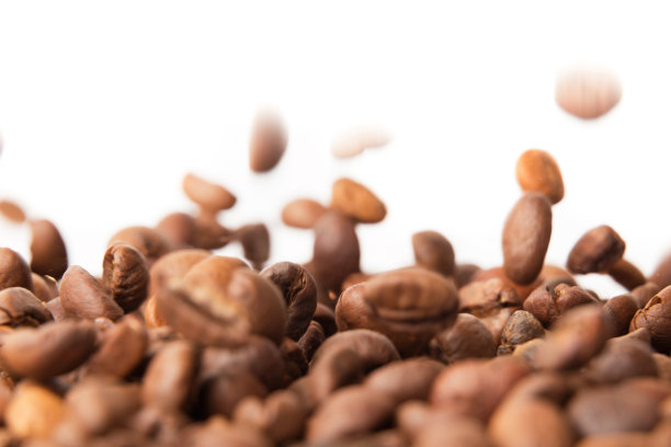 新鲜的咖啡豆坠落，特写，图片下载