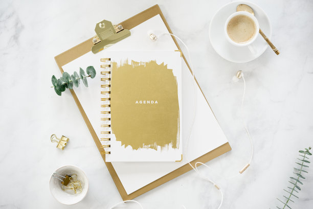 平躺着，带着笔记本和咖啡图片下载