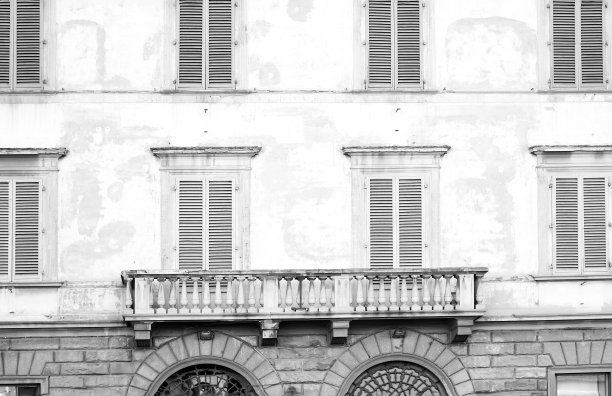 在市中心，地面建筑的公寓窗户开着，阳台空着。由于冠状病毒或covid-19背景概念，隔离期间的城市生活环境。黑色andh白色图片下载