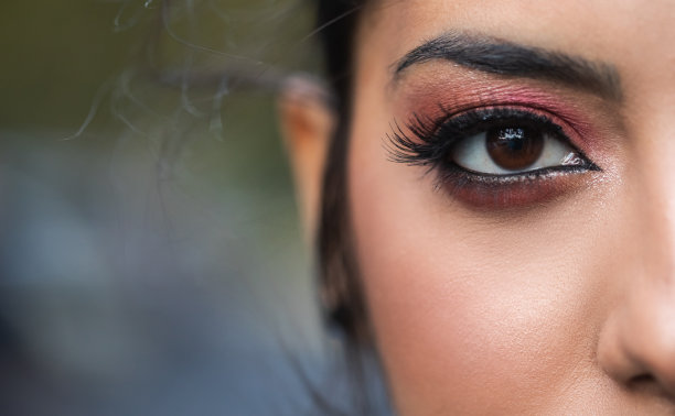 化妆的女人图片下载