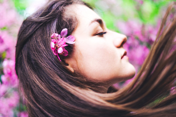 一个头发飘逸的黑发女孩的肖像。面对概要文件。关闭了。图片下载