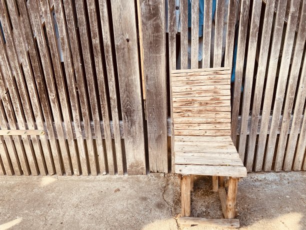 木墙上的木椅图片下载