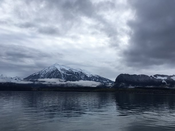 瑞士的图恩湖和阿尔卑斯山脉图片下载