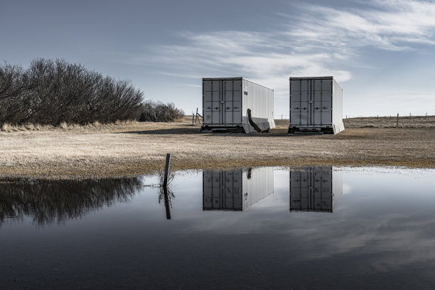 集装箱卡车的空白广告牌素材图片
