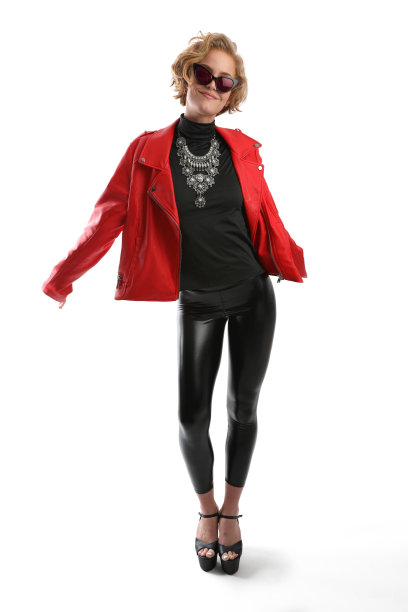 成功女性感到自信和强大图片下载