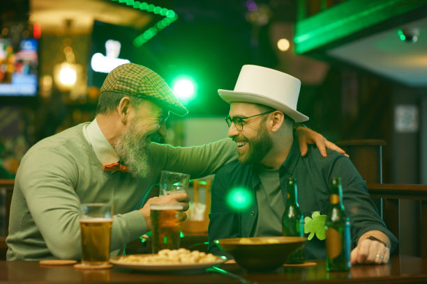 有趣的与朋友聚会图片下载